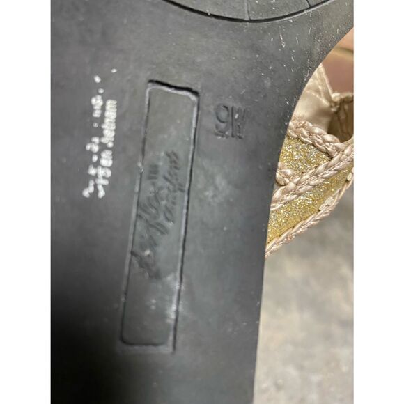 DexFlex Comfort Gold Thong Wedge Sandal Size 9 - Picture 6 of 7